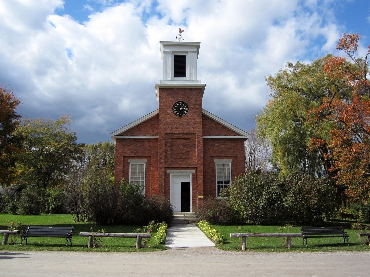 vermont, shelburne, edificio, meeting house, ladrillo, punto de referencia, histórico, cielo, nubes, árboles, hierba, césped, acera, flores, otoño, papel pintado de flores, naturaleza, hermosas flores, fuera, fondo de la flor, país, campo, escénico