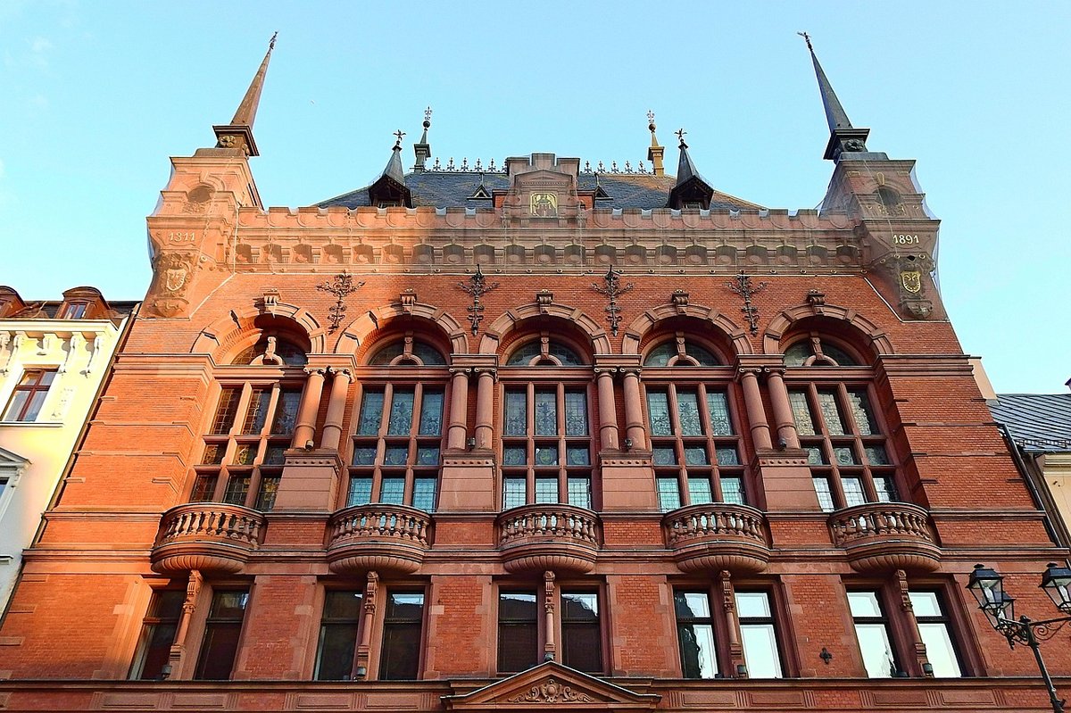 centro cultural artus court, toruń, edificio, fachada, arquitectura,