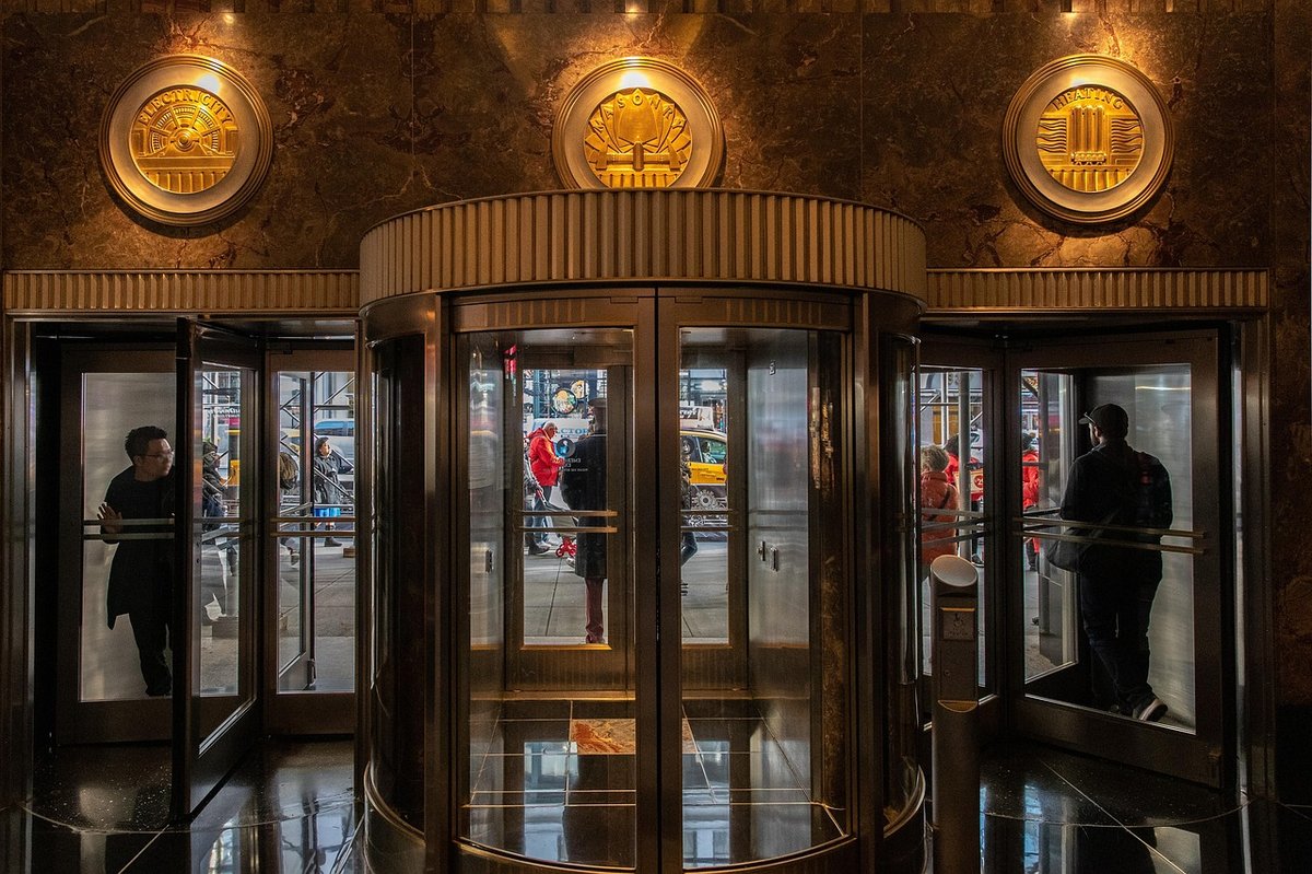 Entrada con puerta giratoria de edificio residencial, símbolo del control